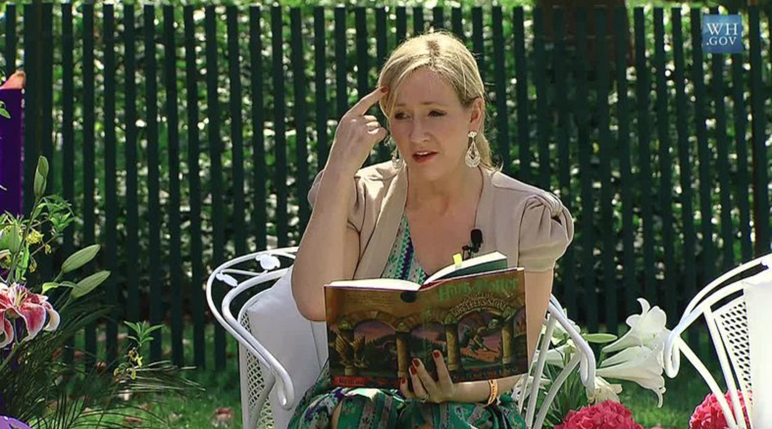 J.K. Rowling nella bufera per alcuni Tweet etichettati come "transfobici" 1